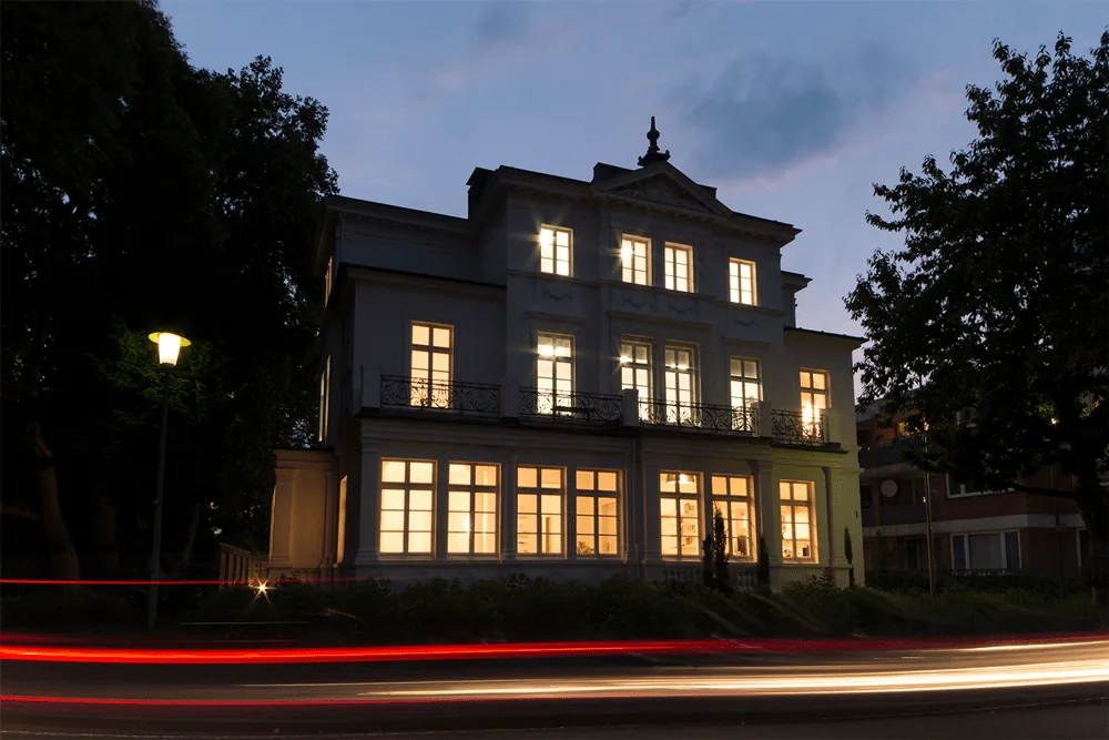 Villa bei Nacht