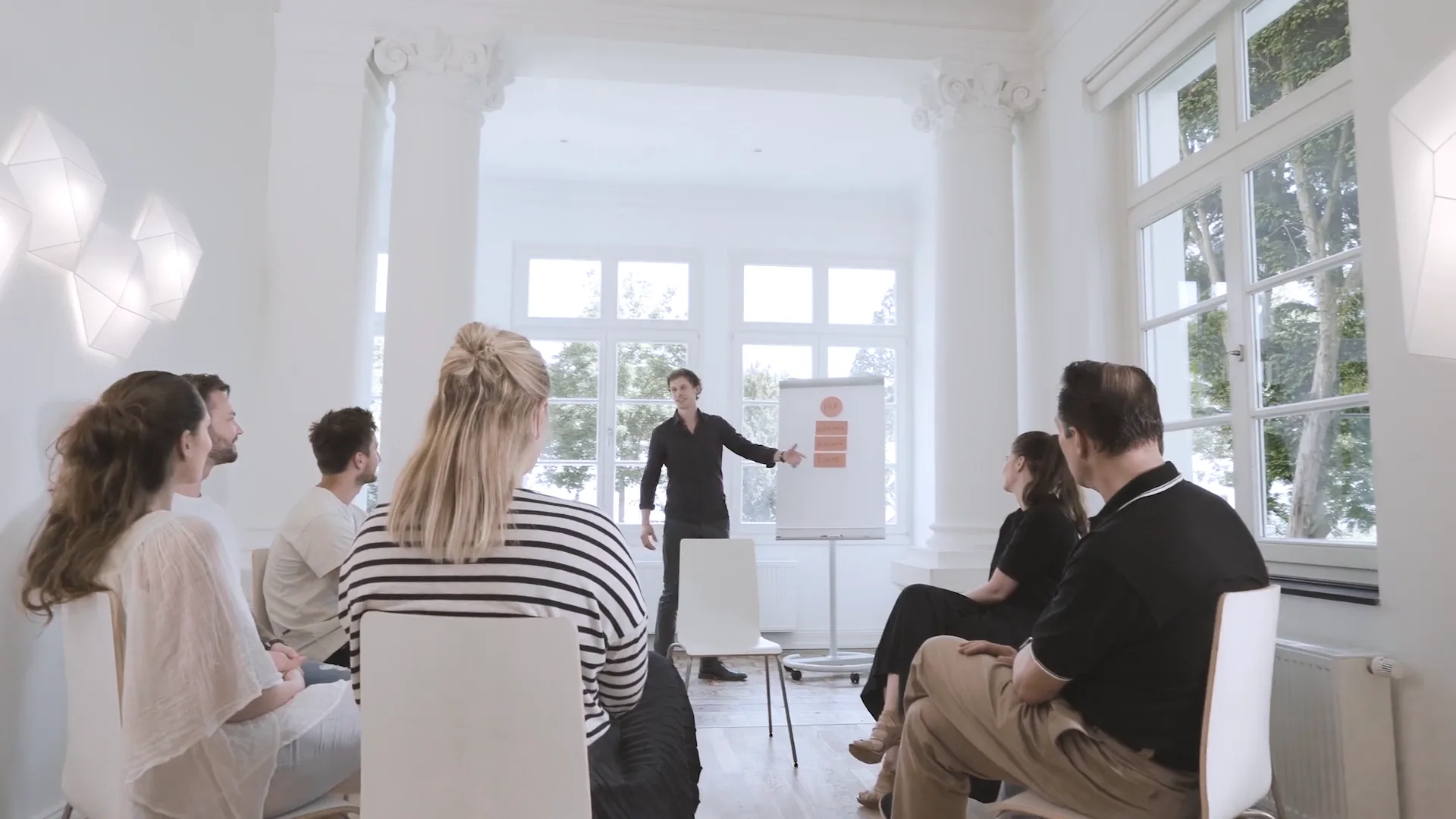 Workshop in einem hellen Raum der Villa Kaufmann, Standbild aus dem Imagefilm