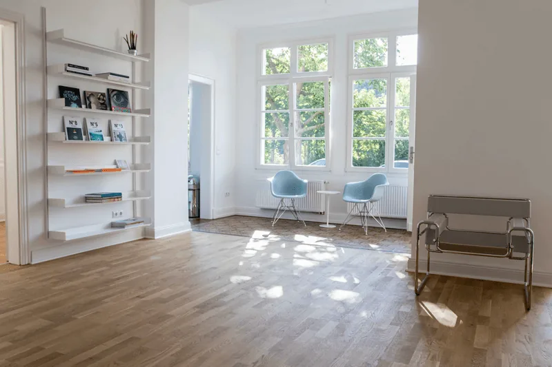 Heller Loungebereich der Villa Kaufmann